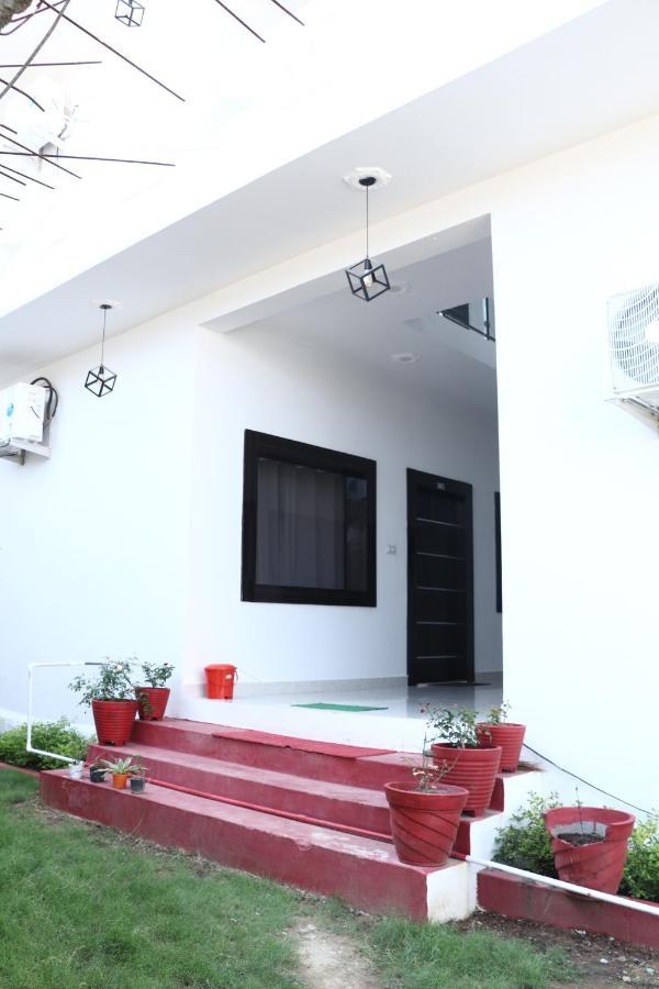 Madpackers Khajuraho Hostel Екстериор снимка