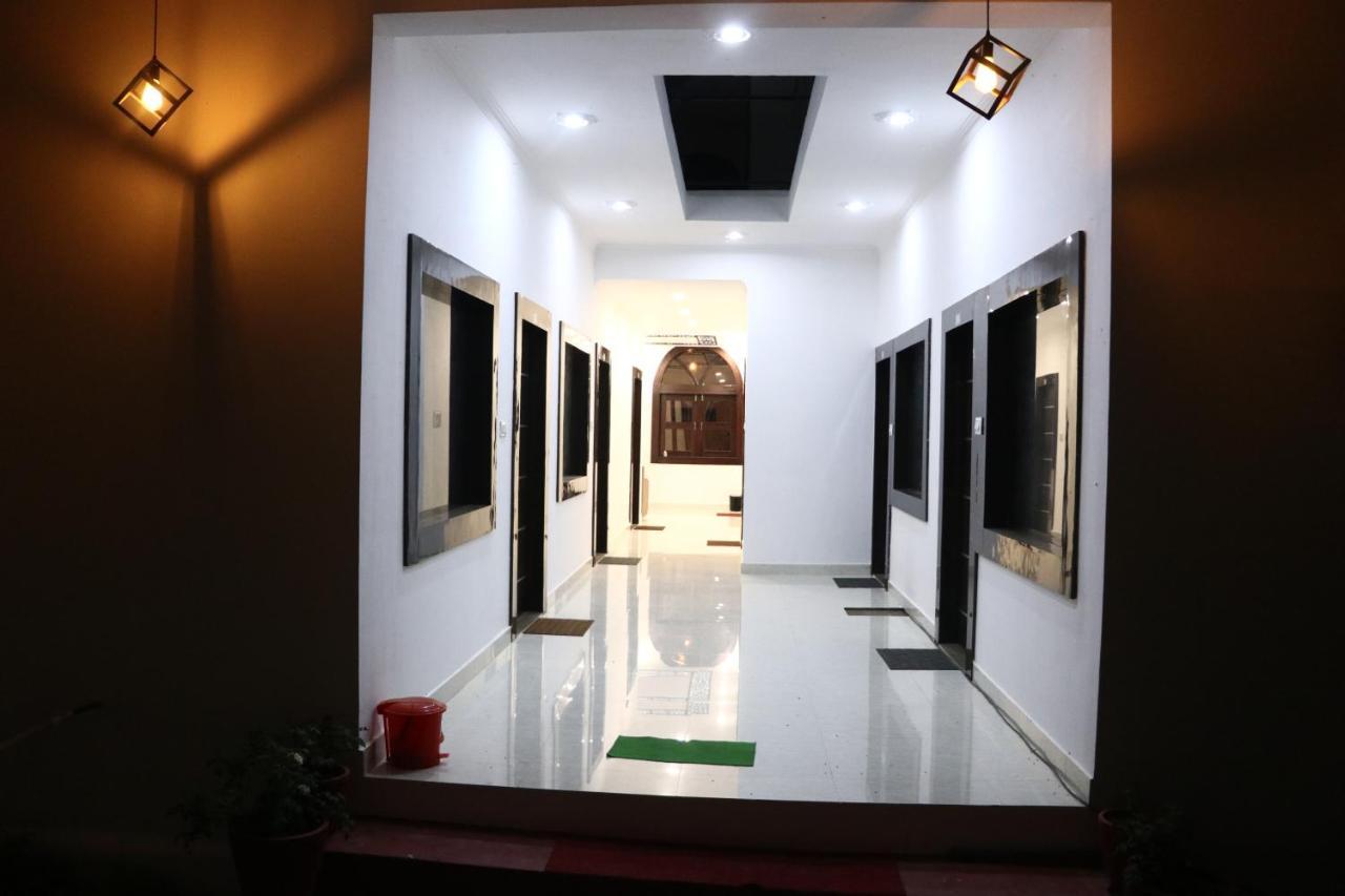 Madpackers Khajuraho Hostel Екстериор снимка