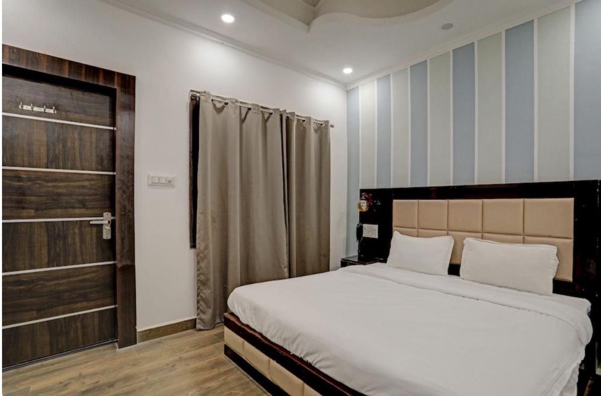 Madpackers Khajuraho Hostel Екстериор снимка