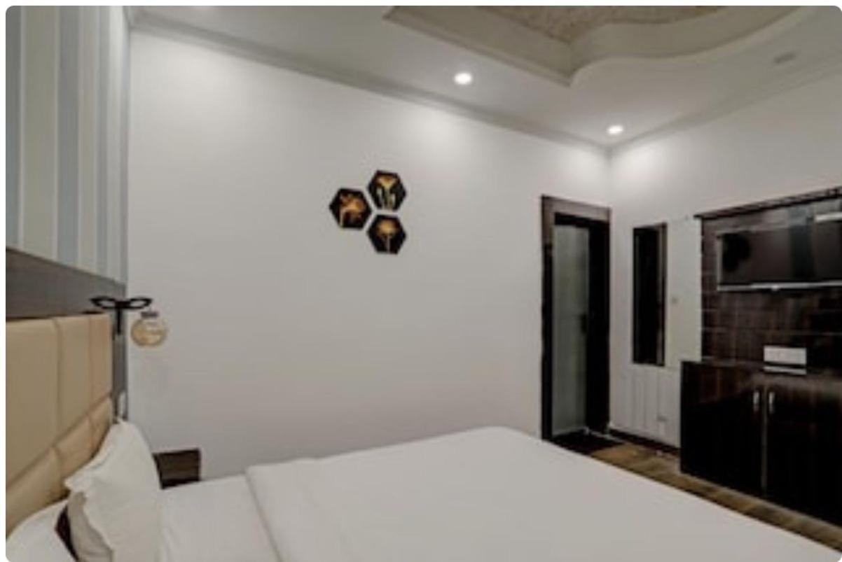 Madpackers Khajuraho Hostel Екстериор снимка